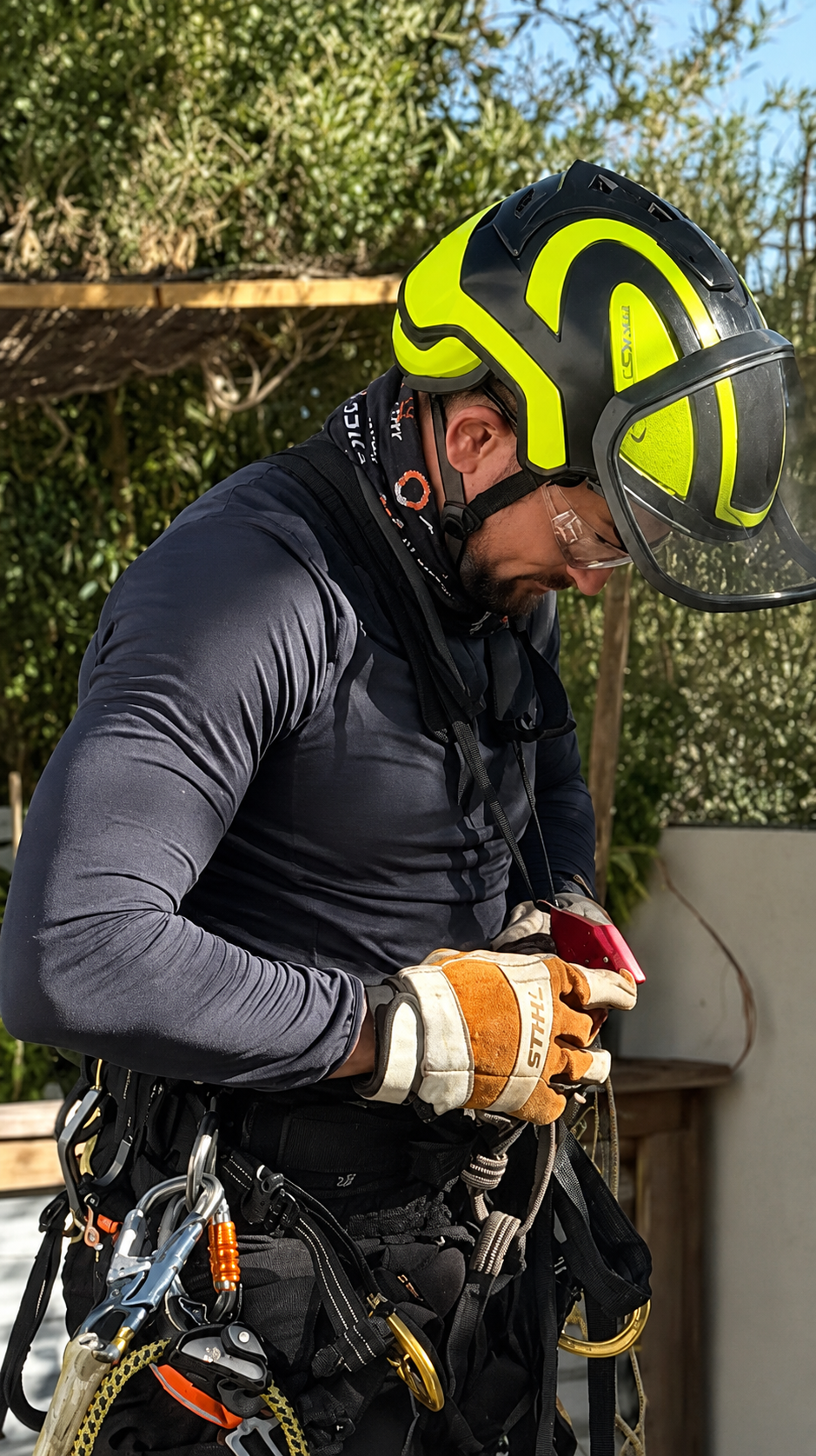 Técnico da VERTEXA a preparar o arnês e o equipamento de trabalho, com capacete de proteção